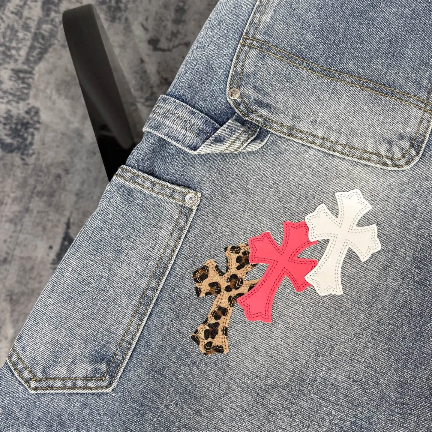 P280 CH Chromehearts Malaysia-limited leopard print cross patchwork leather workwear jeans and logging pants. The counter price is 34W. It is decorated with patchwork cross patterns and washed jeans! ! An absolutely high-end luxury product, a 1.9W-level god-level single product, a super popular product, made by top heavy industry, a magic weapon that cannot be missed! [About Zangyin] This is an extremely luxurious fashion brand that can also be called the aristocracy of the high street. It has always been an exclusive brand for some hipsters or rich second generations. Compared with ordinary high streets, it is more luxurious and noble. Compared with luxury brands, it is more fashionable and individual. It has always been a brand that I have a special liking for. [Top heavy industry fashion design] Consistently high-street luxury style. Speaking of this style, the Zangyin family and GU family are definitely the leading representative brands. Especially the Zangyin family has really achieved a state-of-the-art effect in creating high-street style. The unique washed material is used to create this style. The color system is already quite eye-catching. After it is decorated with patchwork cross flowers, it cleverly highlights the charm of the brand. Secondly, this style uses classic The high-waist cutting design highlights the long legs and fashionable temperament of the upper body. The brand is highly recognizable and the slim fit configuration is more suitable for daily wear. It is a product that interprets personality, fashion, and specifications at a glance. This single product is enough to make any fan excited. It can be a white T-shirt for a youthful college style, or a tight suspender for a royal style. It has strong matching ability and can be easily controlled by men.  [Materials and craftsmanship] Needless to say, this point goes without saying. As an excellent craftsman brand, Zangyin’s requirements for details and craftsmanship are really perfect. The washed color of this model has gone through so many processes, not to mention the embellishment of denim appliques. It is also purely hand-made and sewn. Just like what they believe in, only hand-made things have soul and have the meaning of wear. A top-notch heavy-duty fashionable denim item, I look forward to your perfect interpretation! !  Color: blue Size: 28-36